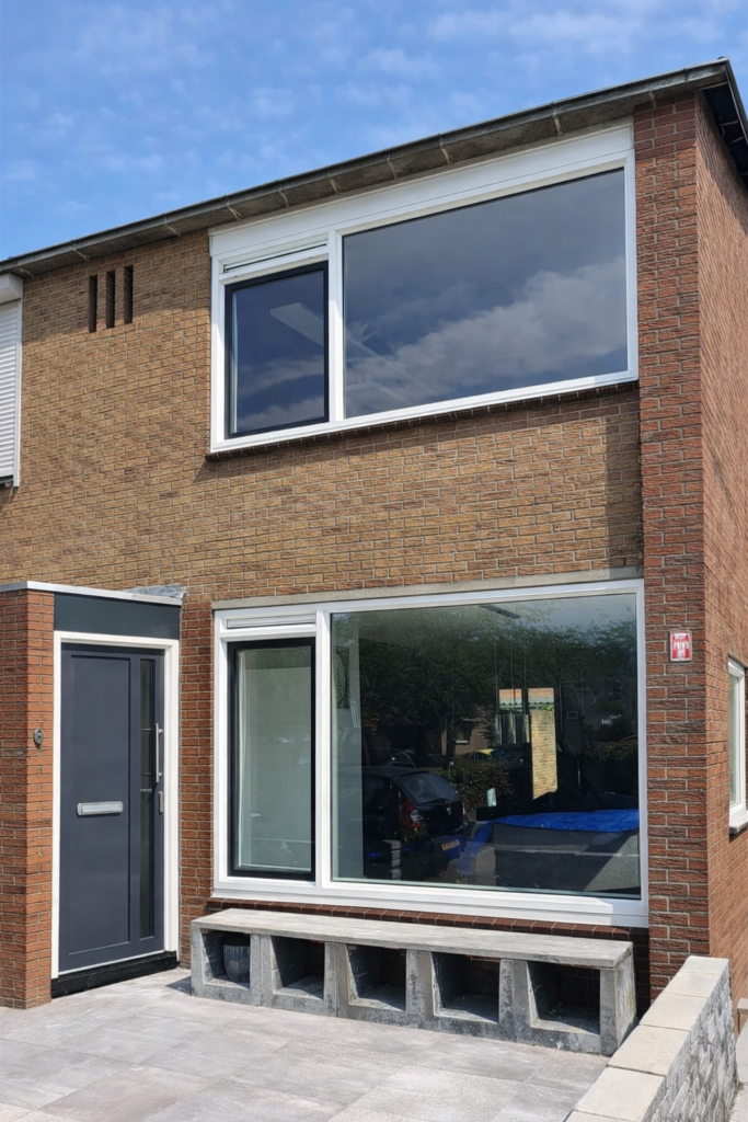 voorzijde gerenoveerd met kozijnen en voordeur in Uithoorn