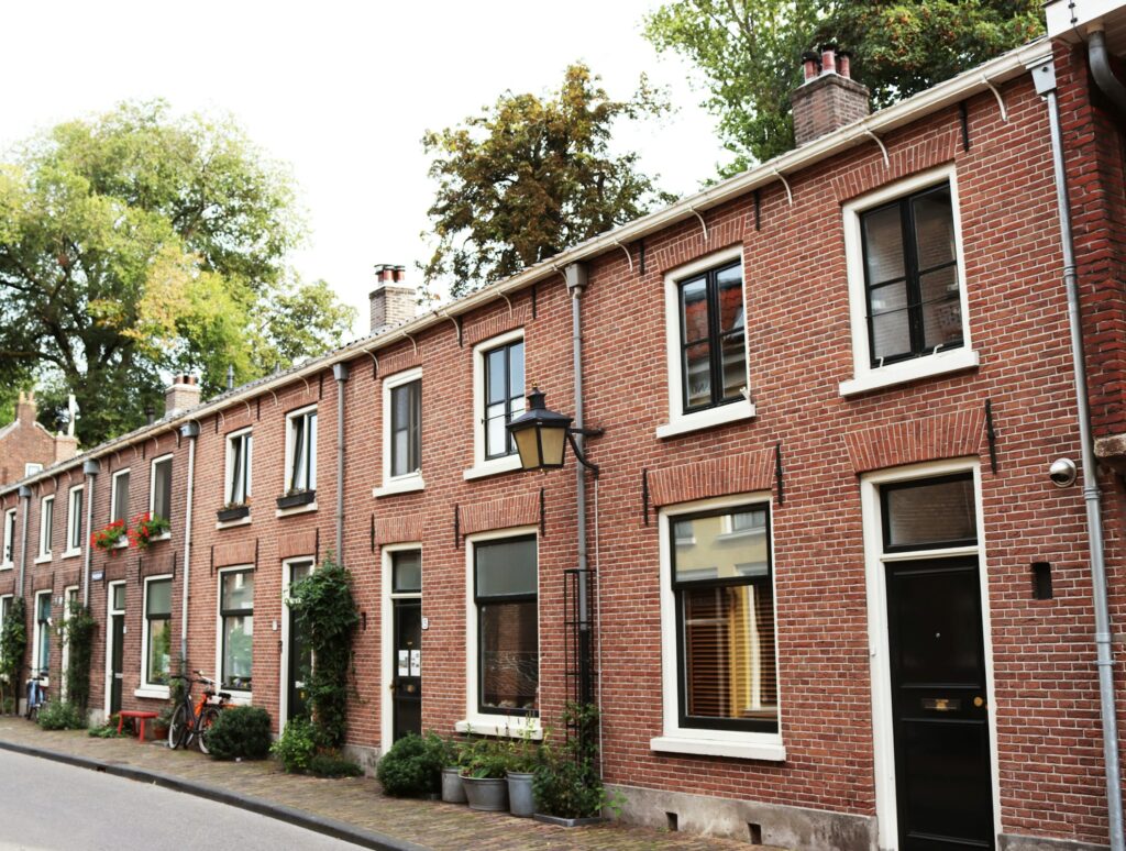 rijtjeswoningen voorzien van witte kunststof kozijnen