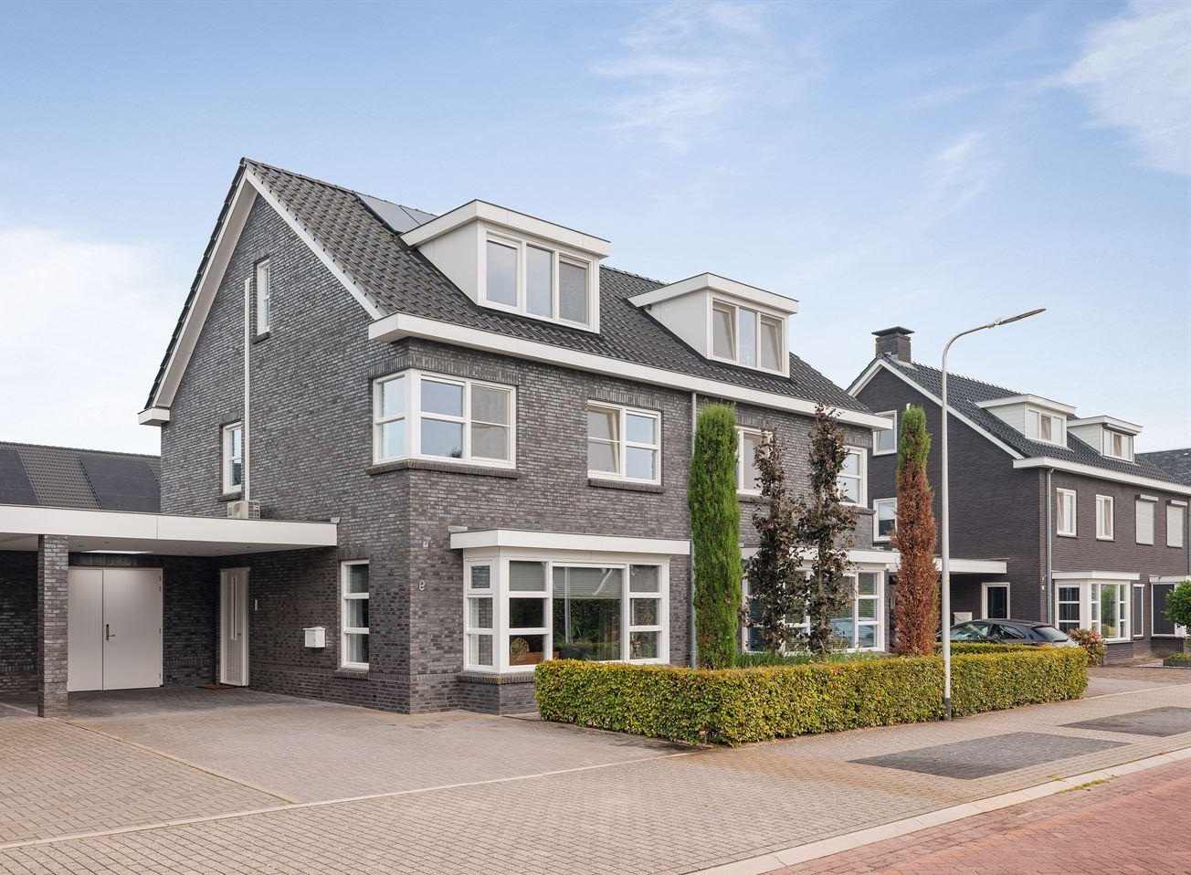 geplaatste Living Variant kozijnen in roomwit in grijze gevel