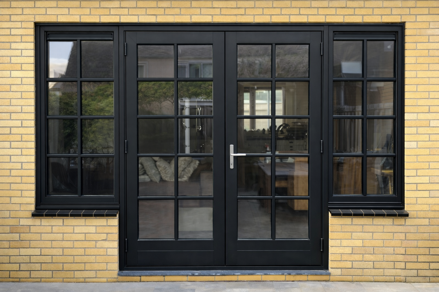 Zwarte openslaande deuren met wienersprossen