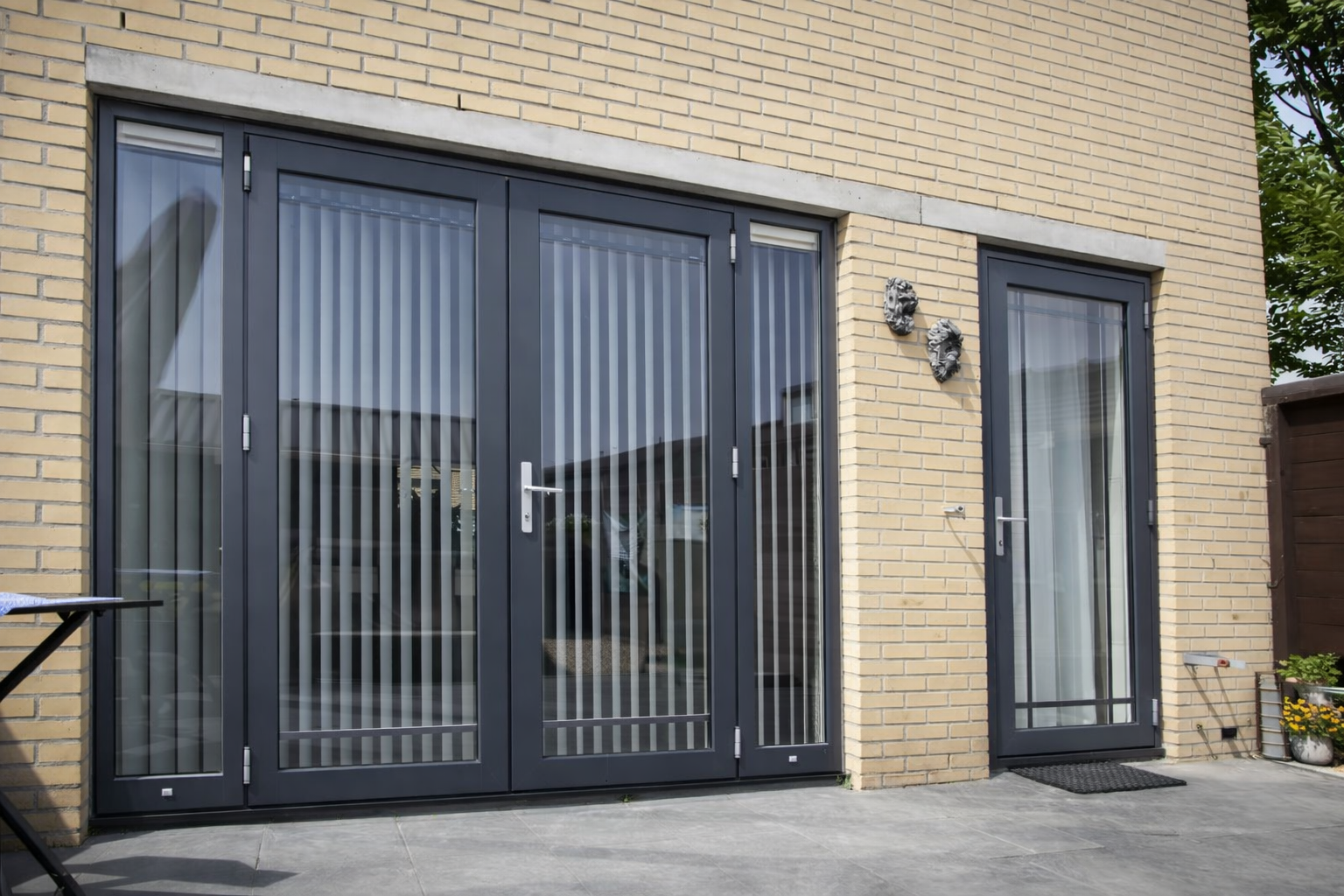 openslaande deuren antraciet, met achterdeur ernaast in dezelfde stijl