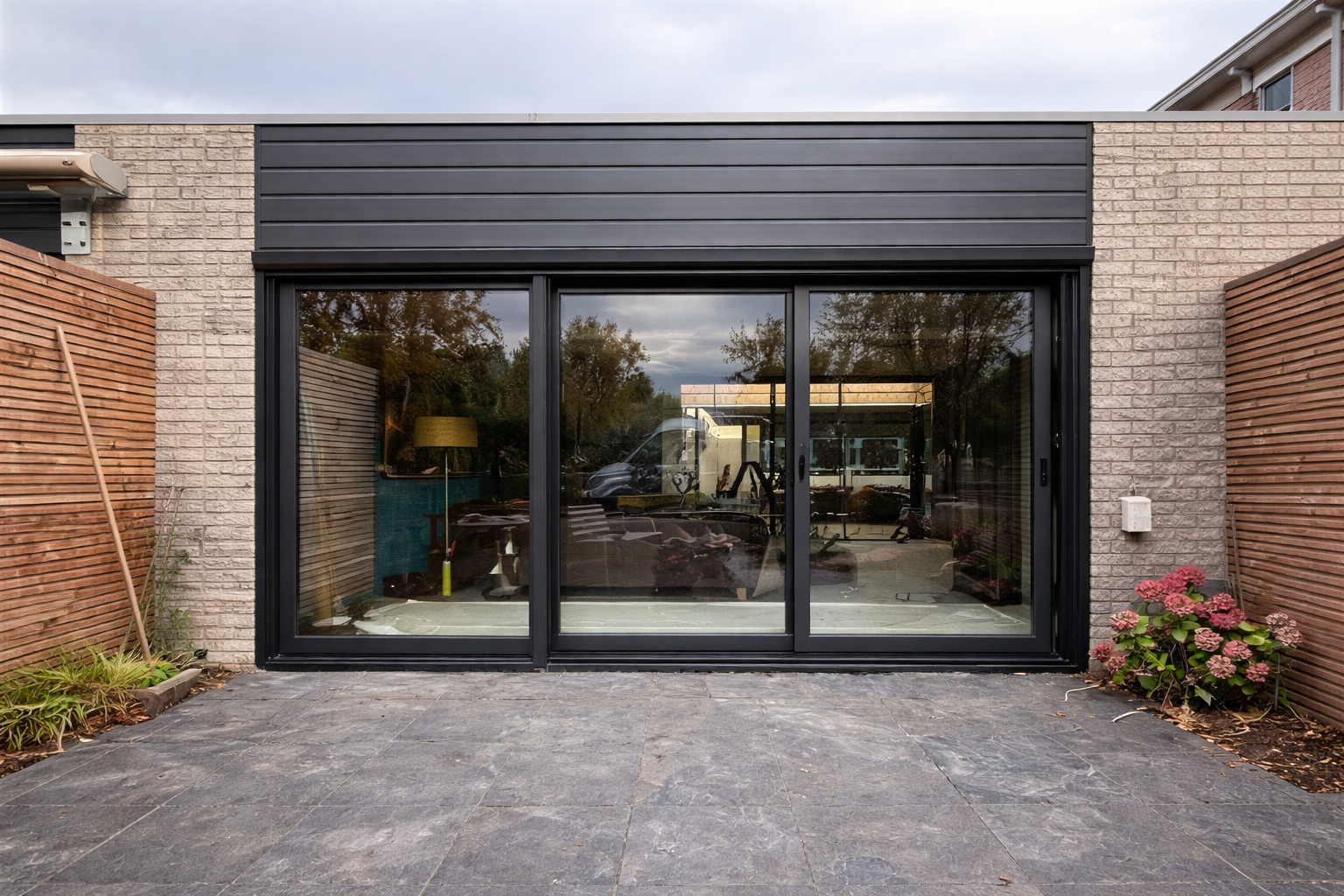 zwarte kunststof schuifpui met zwarte boeidelen erboven - februari 2026